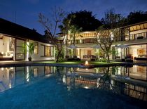 Villa Iskandar, Villa en la noche