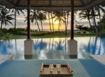 Villa Arika, Pool at sunset